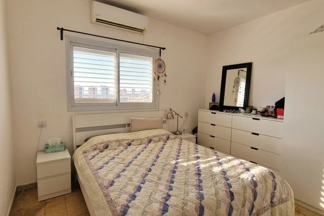 Chambre avec climatisation et fenêtre
