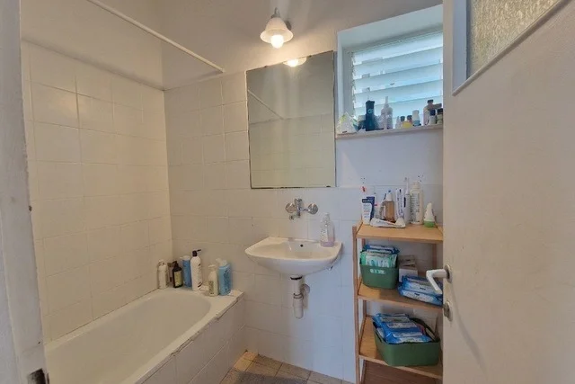 Salle de bain avec baignoire