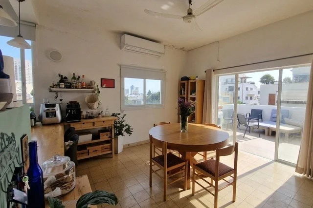 Séjour-salle à manger avec accès à la terrasse