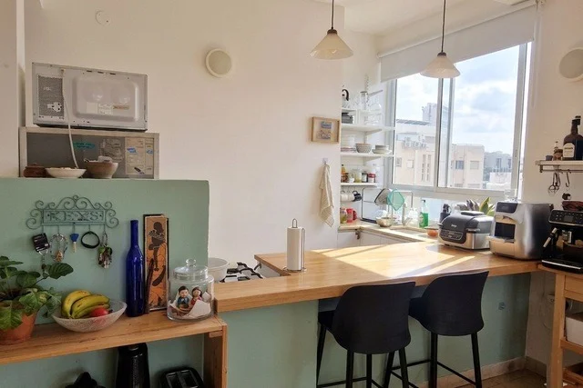 Cuisine ouverte avec bar et fenêtre panoramique