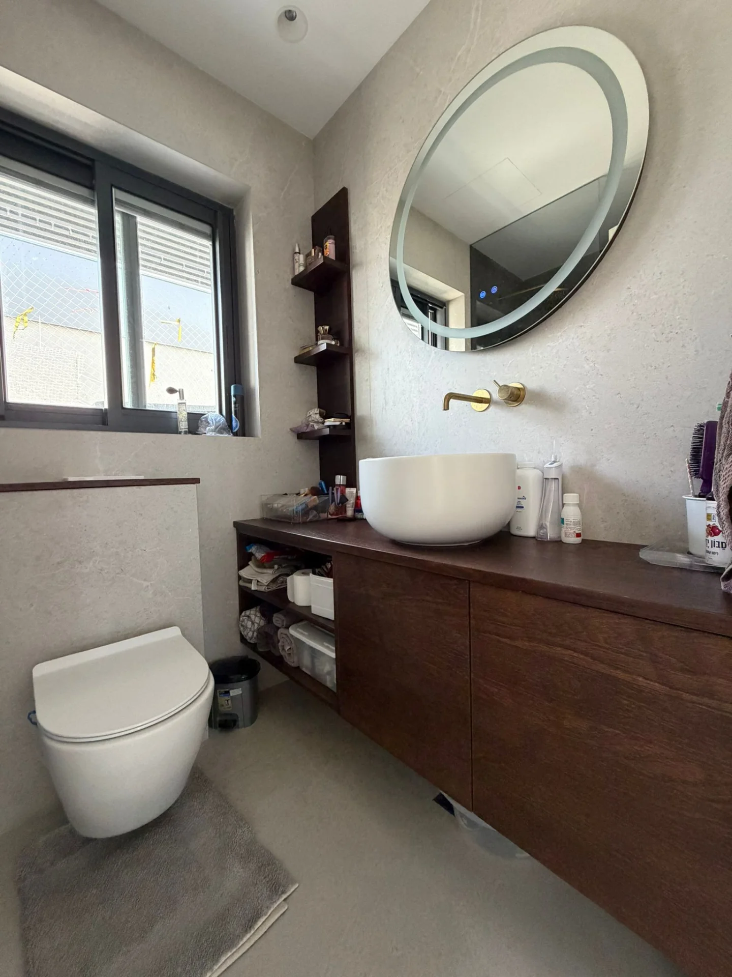 Salle de bain avec vasque et miroir rétroéclairé