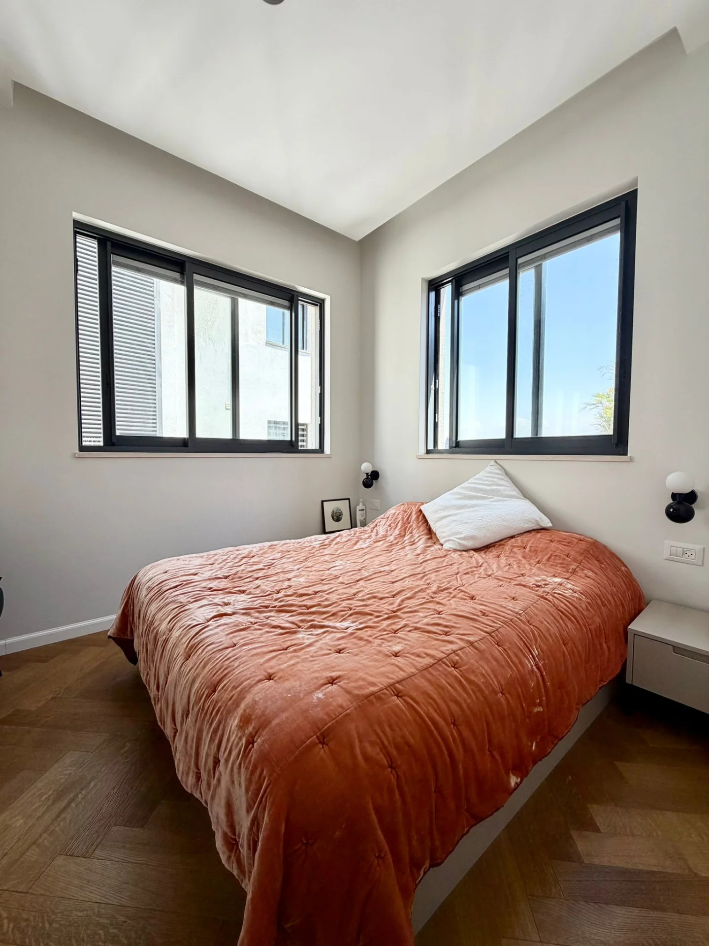 Chambre à coucher avec parquet en chevron