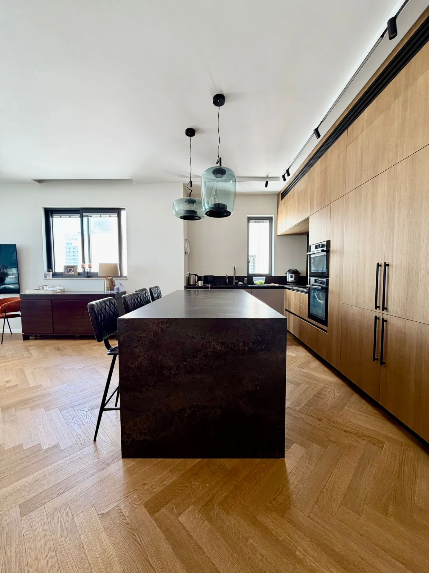 Cuisine avec îlot central et parquet en chevron