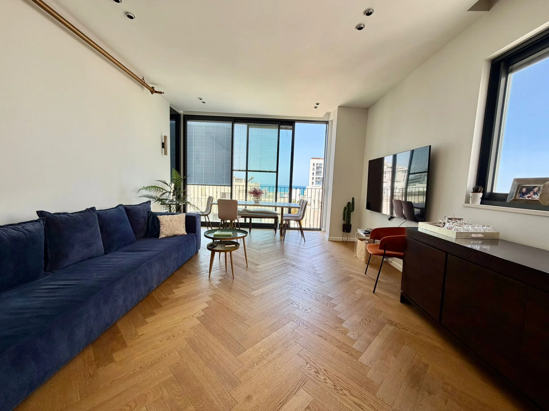 Salon avec vue mer et parquet en chevron
