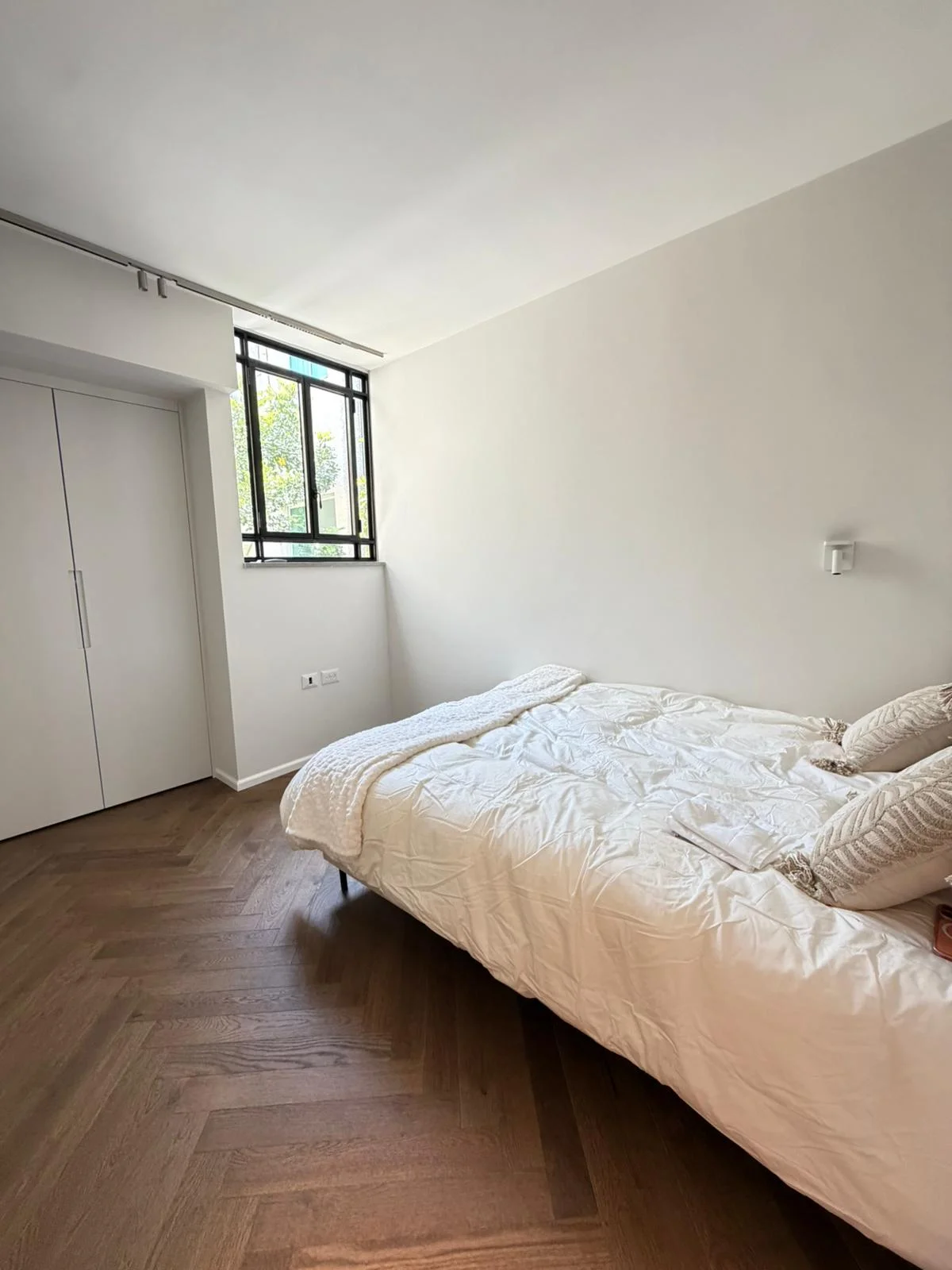 Séjour ouvert avec fauteuils design et vue sur le balcon