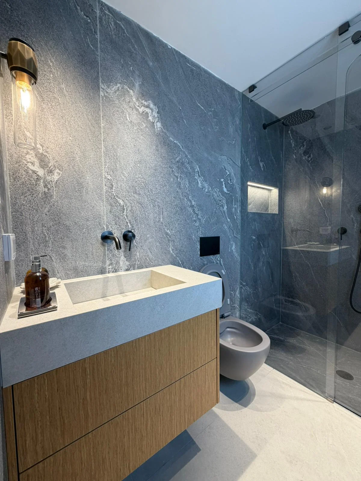 Salon lumineux avec parquet point de Hongrie et décoration dorée