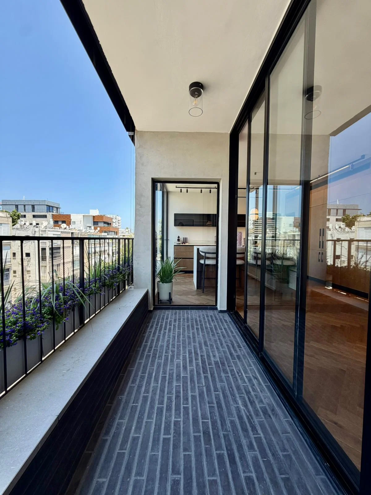 Terrasse avec vue sur le boulevard et la cuisine