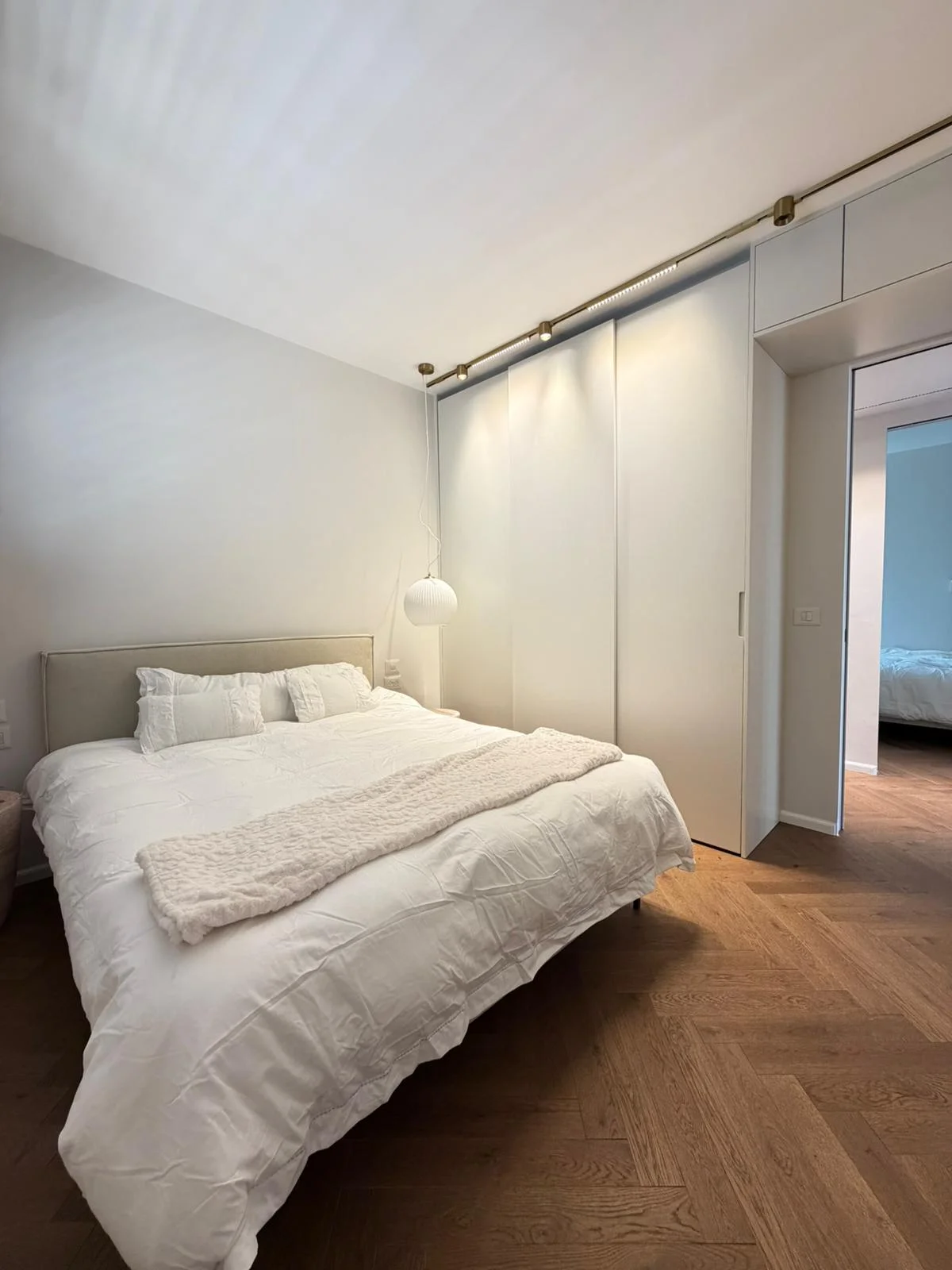 Salle de bains en marbre gris avec vasque pierre et douche vitrée