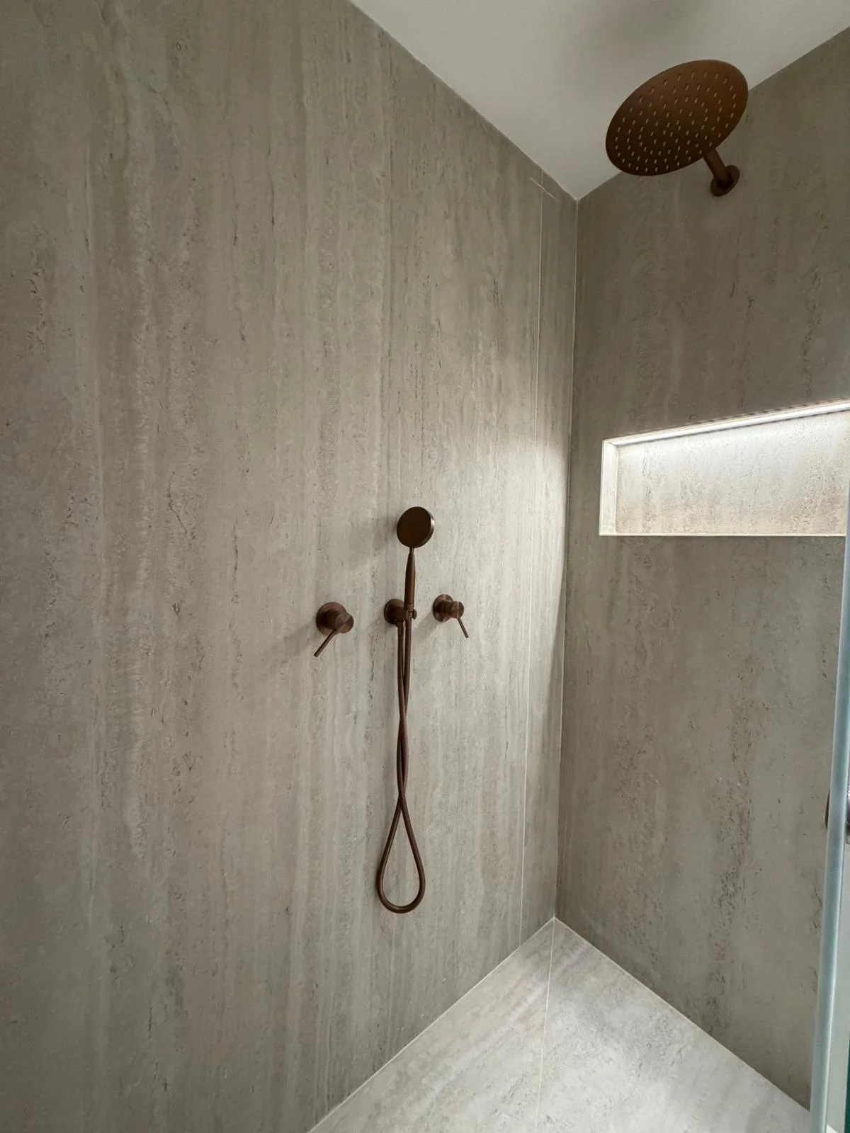 Douche italienne avec robinetterie cuivrée et pommeau pluie