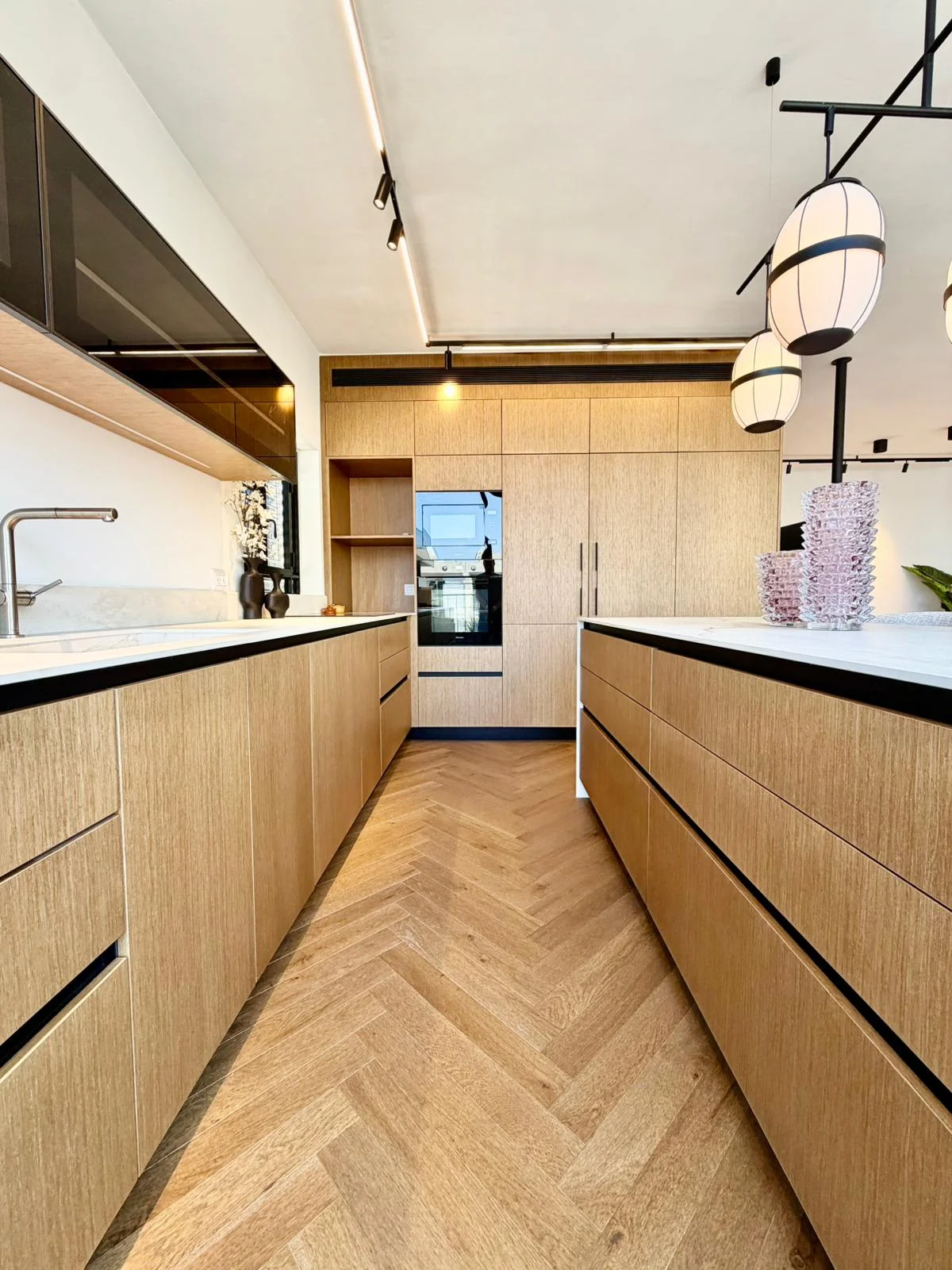 Cuisine équipée en chêne avec sol en point de Hongrie et suspensions design