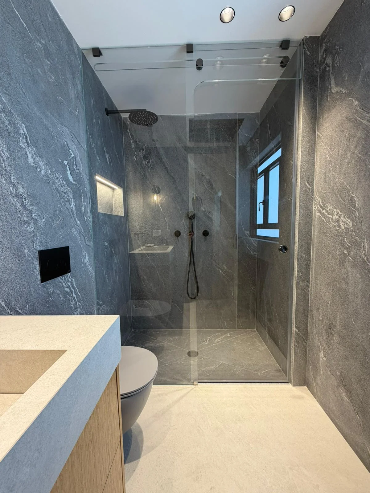 Chambre lumineuse avec suspensions et parquet point de Hongrie