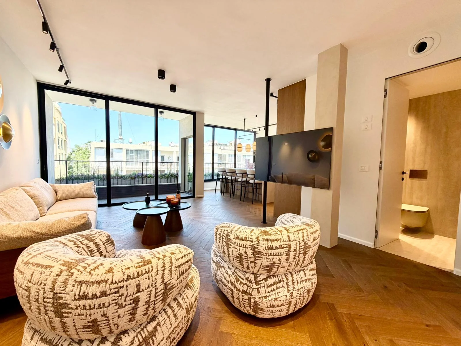 Chambre parentale avec dressing intégré et parquet chêne