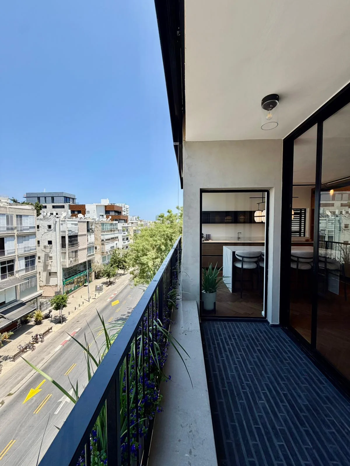 Terrasse avec jardinières fleuries et vue sur la ville