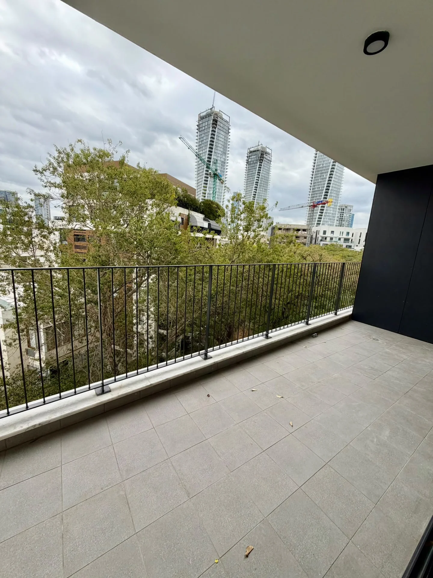 Balcon avec vue sur les tours et la verdure