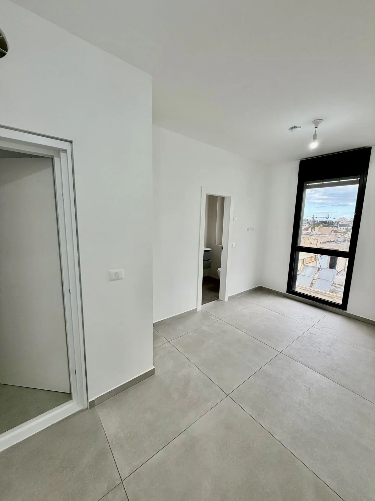 Chambre avec fenêtre et salle de bain attenante