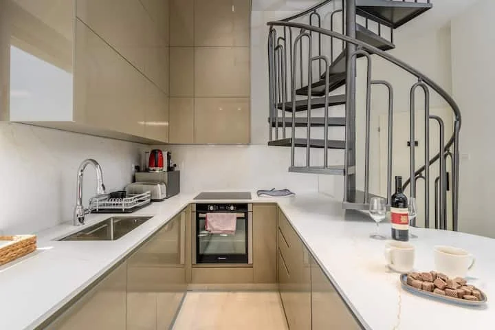 Cuisine équipée avec escalier en colimaçon