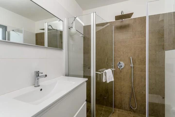 Salle de bain avec douche à l'italienne