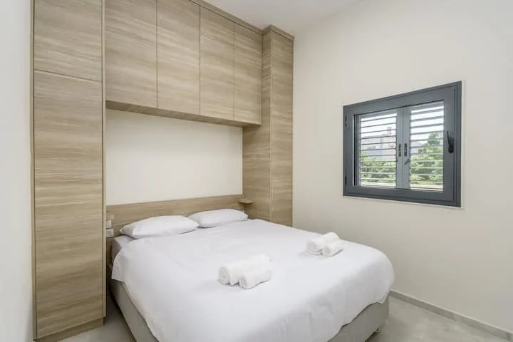 Chambre avec lit double et rangements intégrés