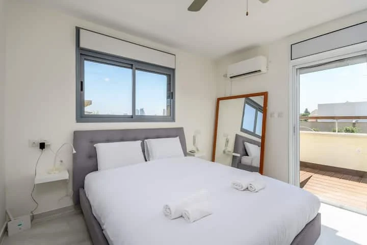 Chambre avec accès à la terrasse et climatisation