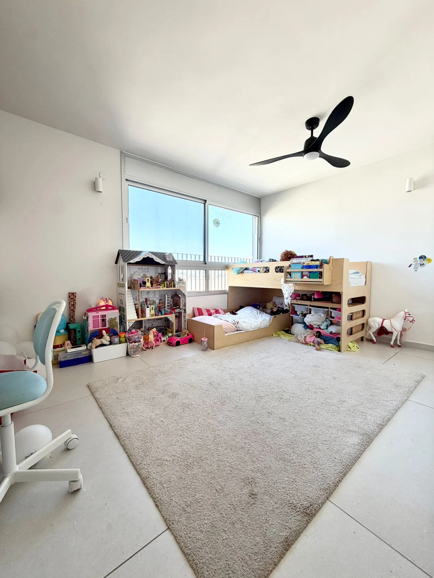 Chambre enfant lumineuse avec lit superposé et grande fenêtre