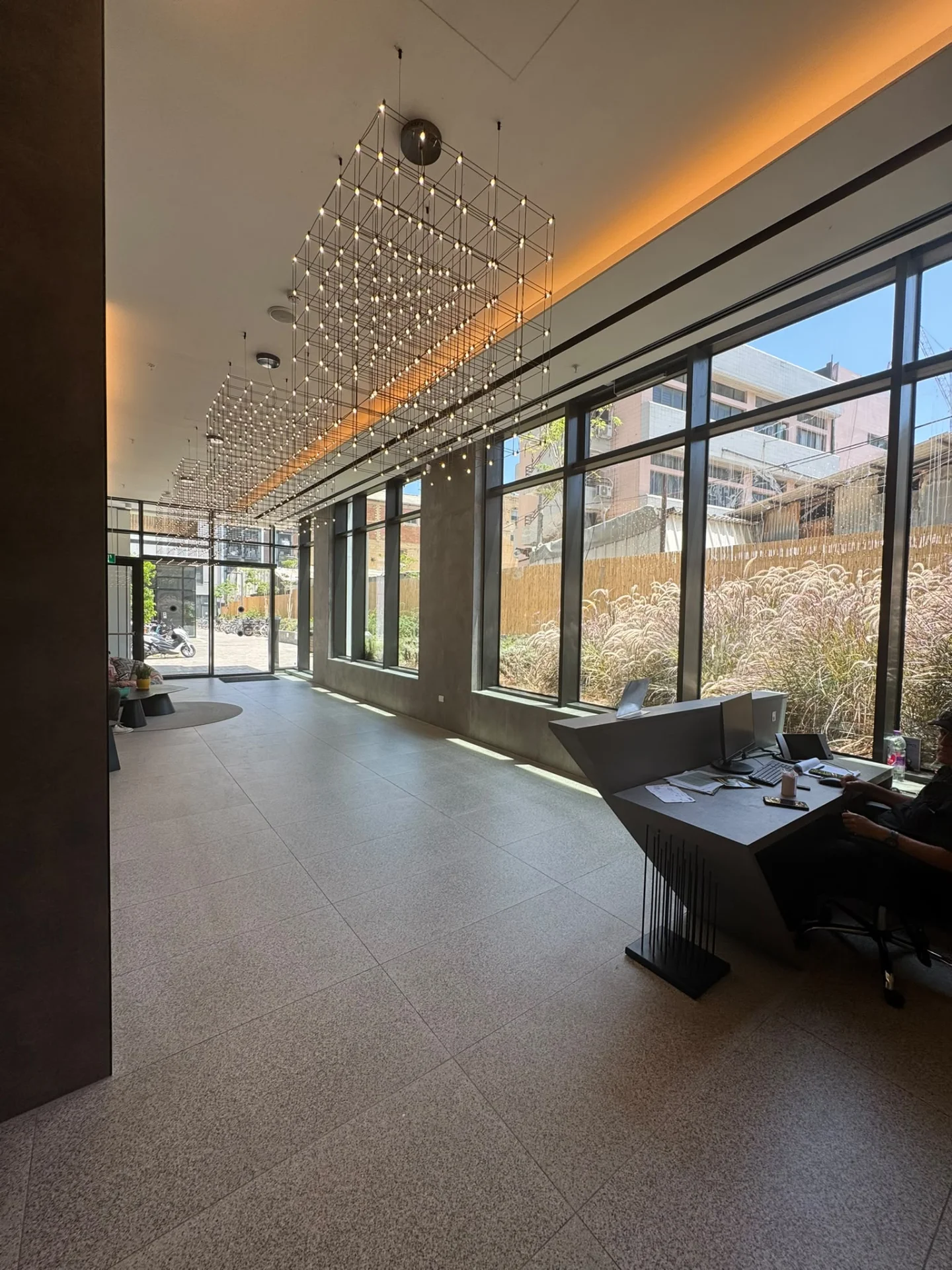 Lobby de l'immeuble avec réception et lustres design