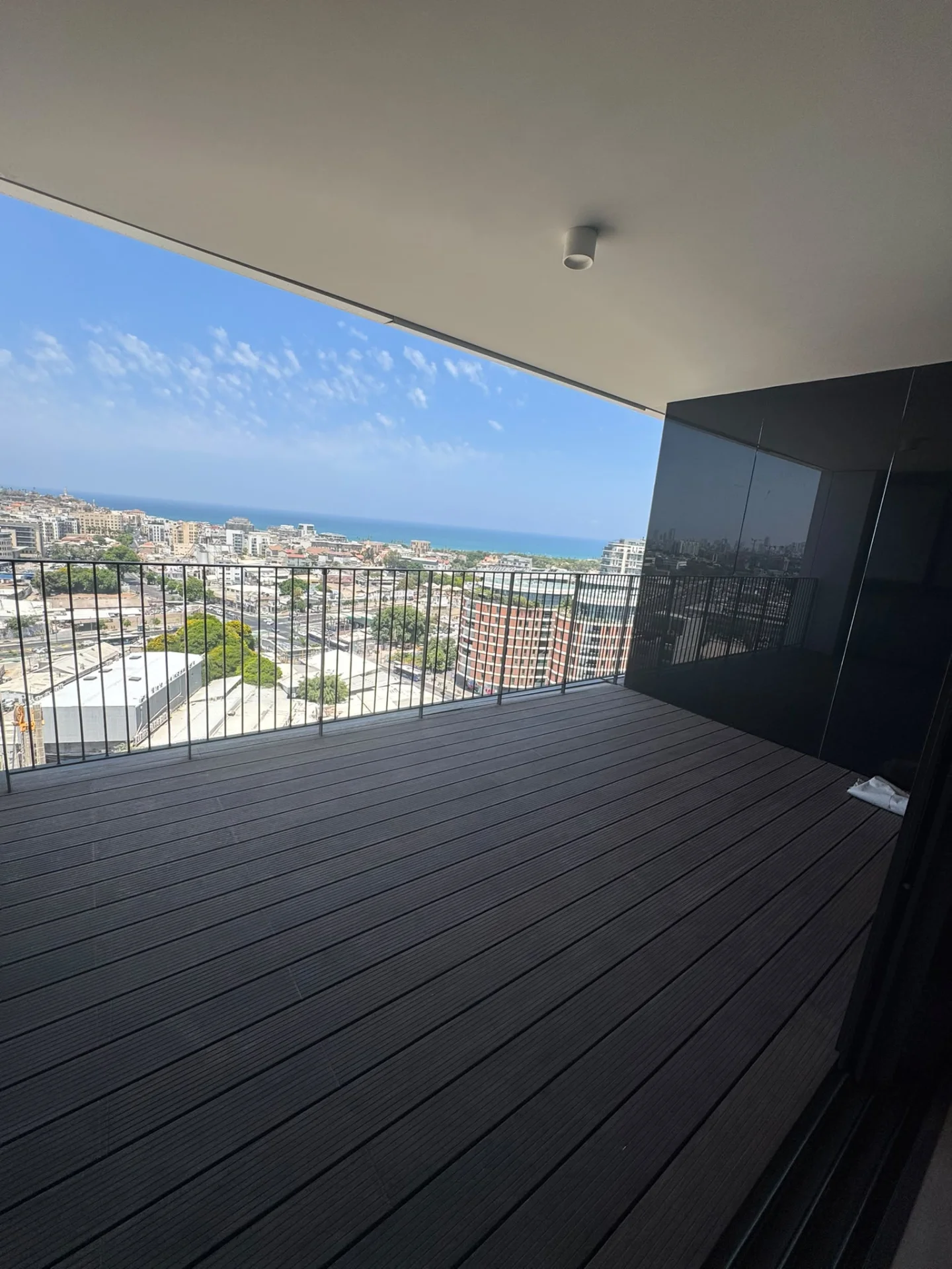Salle à manger avec vue mer depuis le séjour