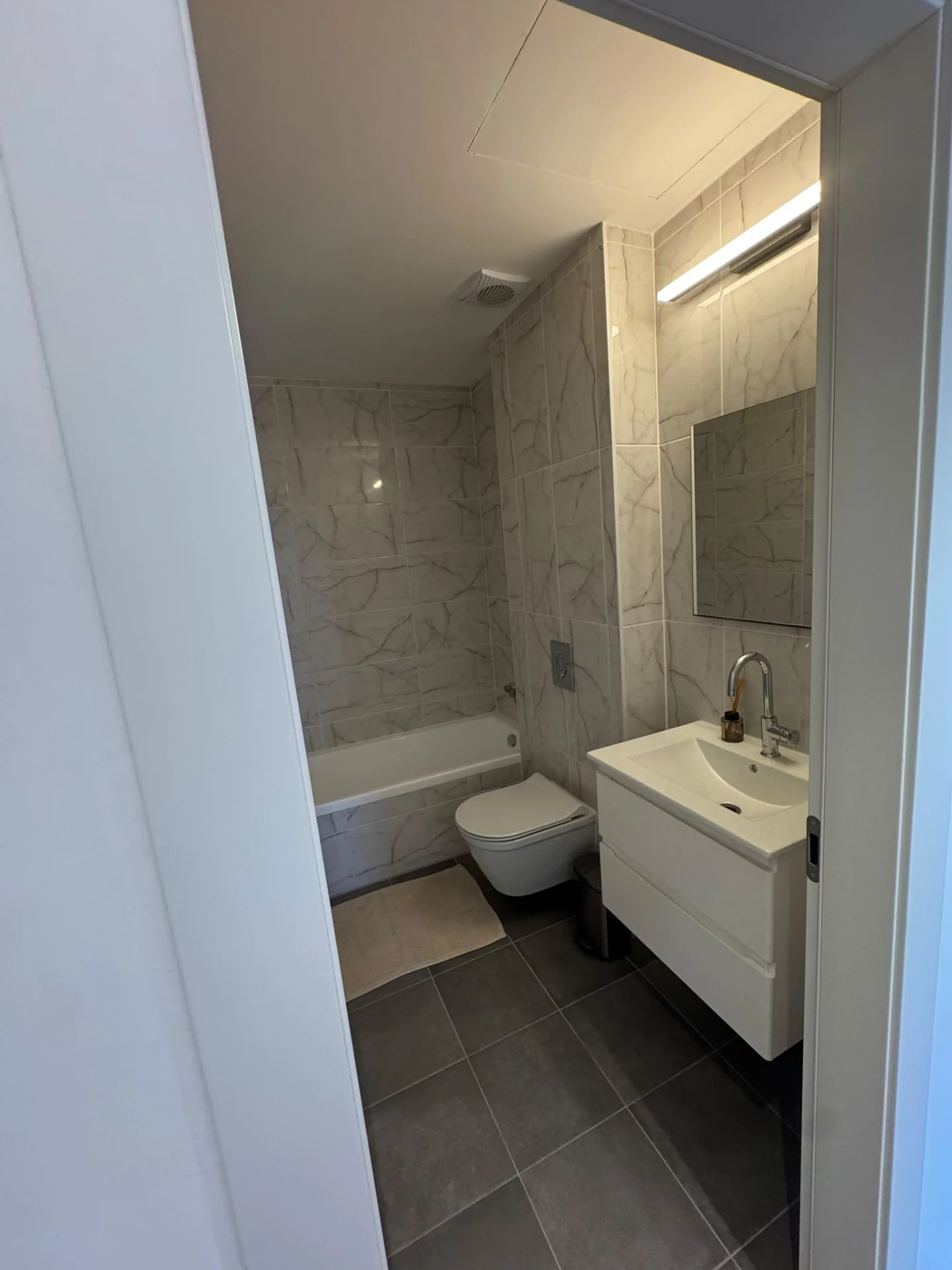 Salle de bain en marbre blanc avec baignoire