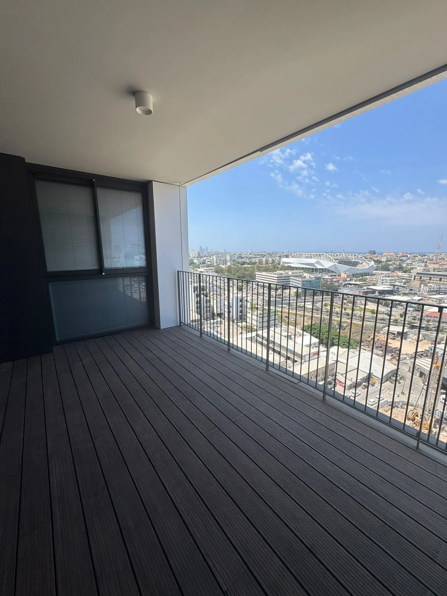 Grande terrasse avec vue panoramique sur la ville et la mer