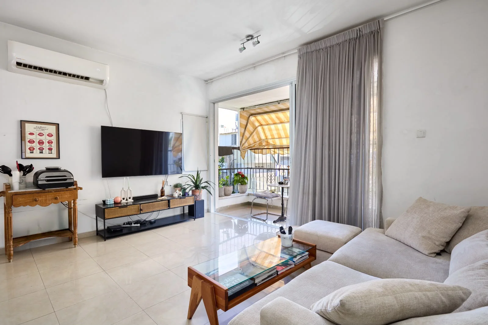Salon avec canapé et vue sur balcon