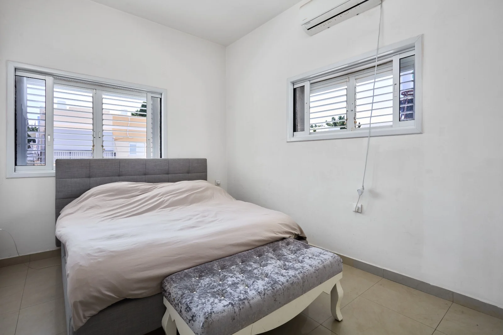 Chambre avec climatisation et fenêtres