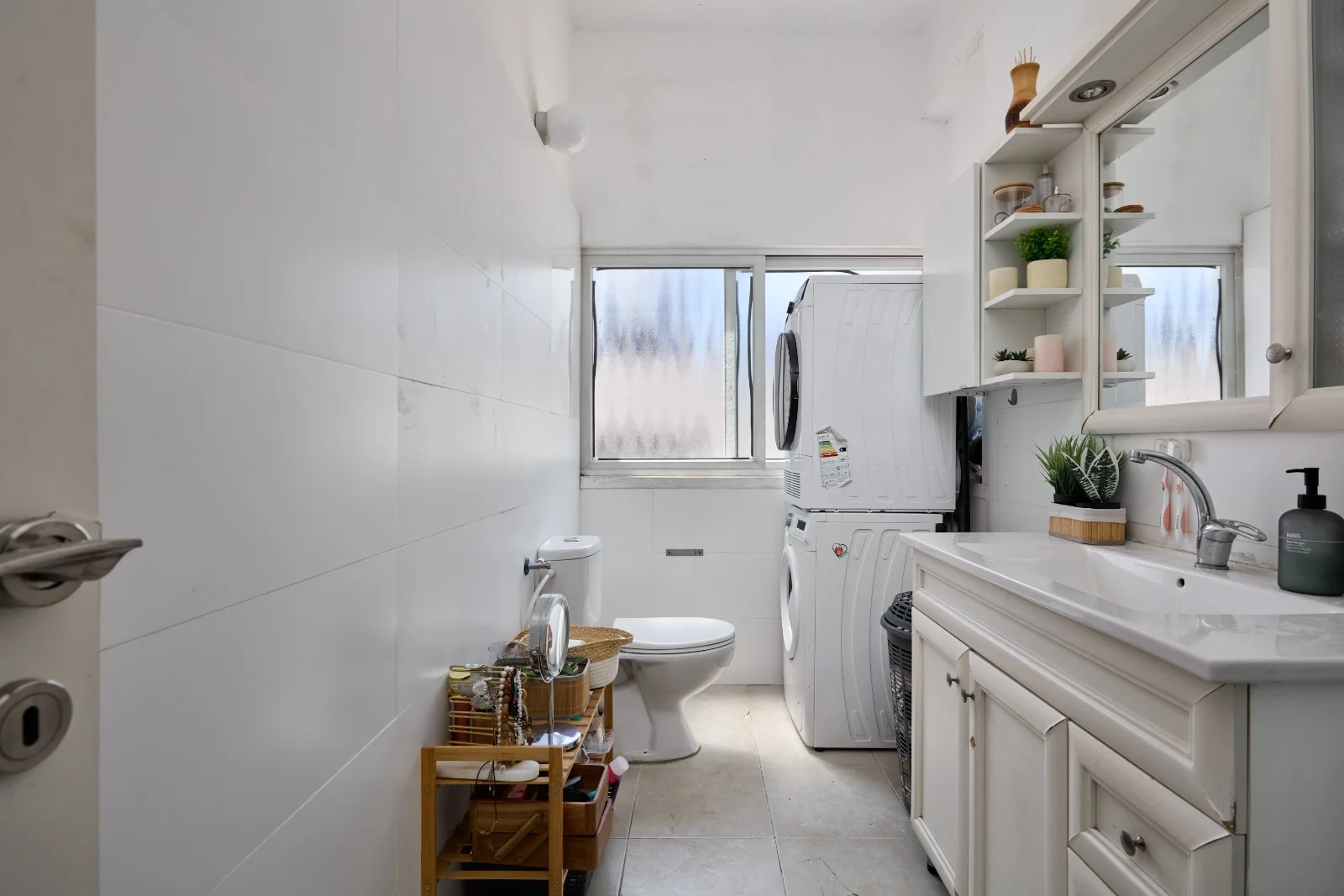 Salle de bain avec lave-linge et meuble vasque