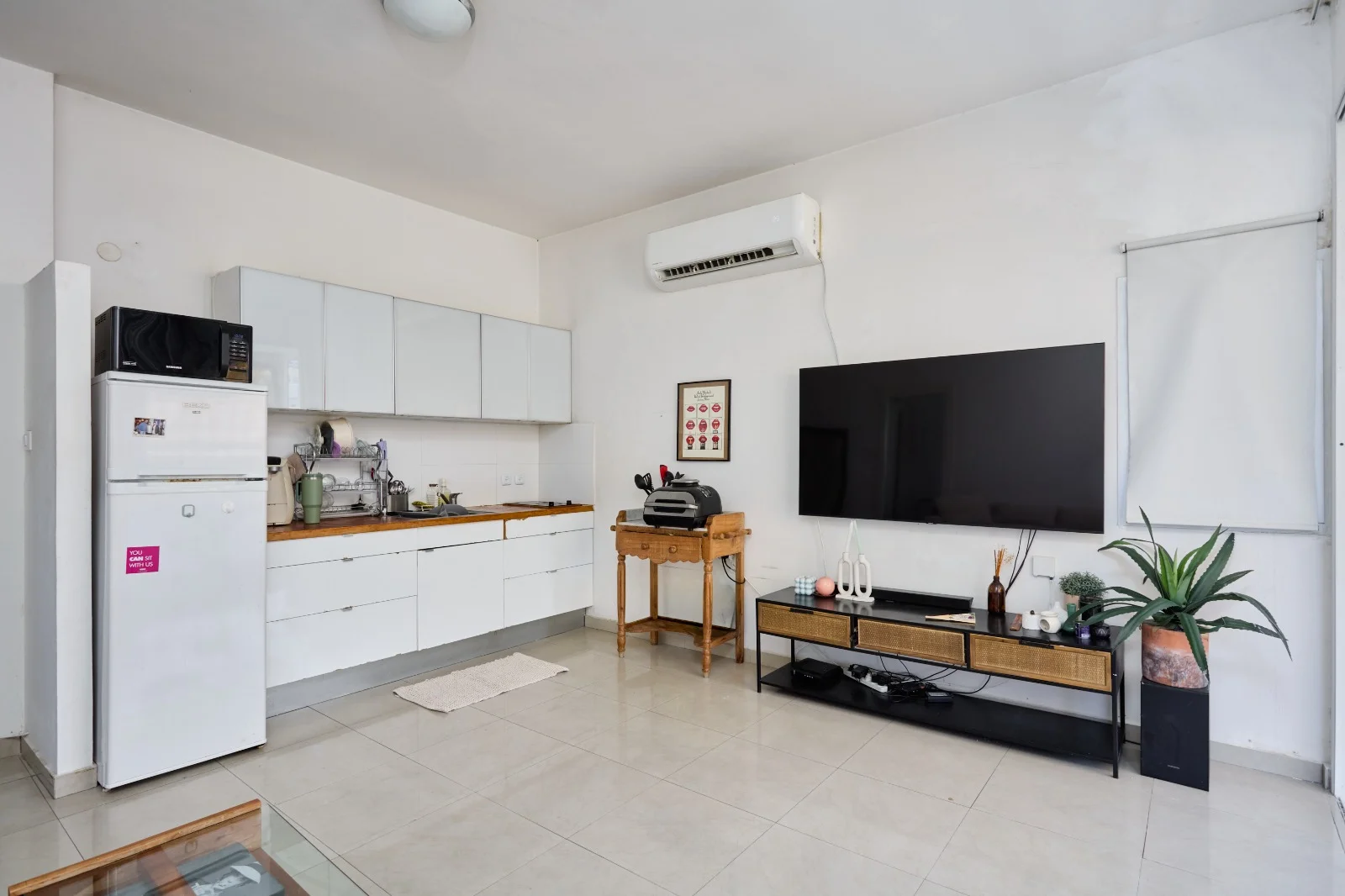 Séjour ouvert sur cuisine et balcon