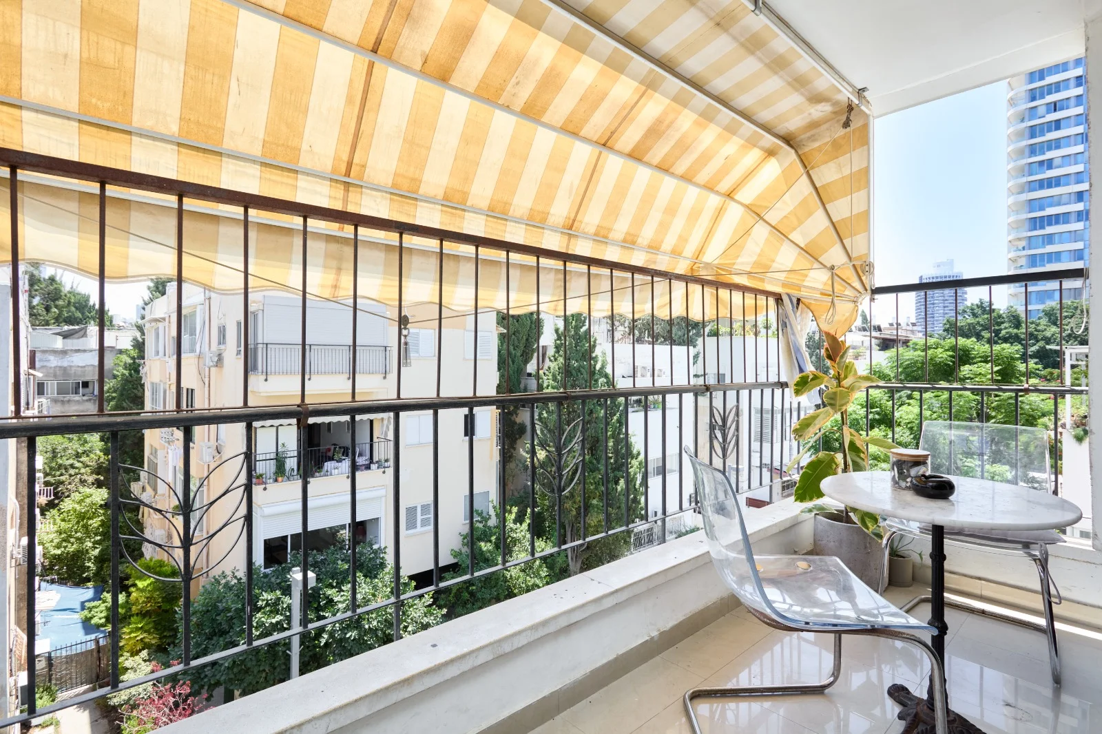 Balcon ensoleillé avec vue sur les arbres