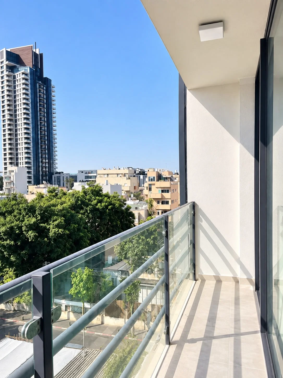 Balcon avec vue sur les toits de Tel Aviv