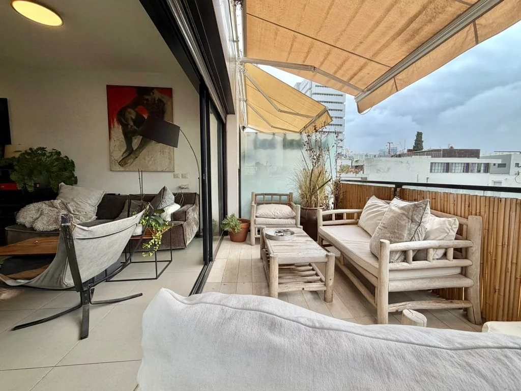 Terrasse aménagée avec vue sur Tel Aviv