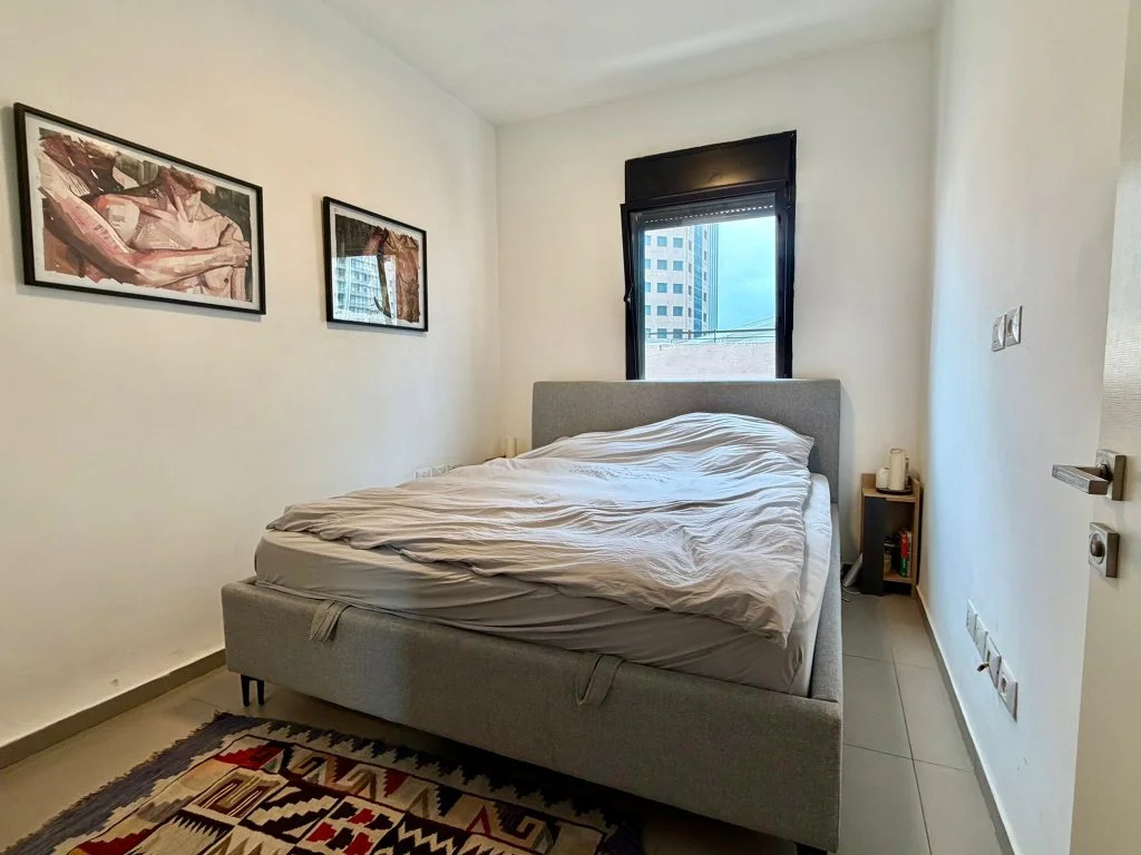 Chambre à coucher avec œuvres d'art et vue sur la ville