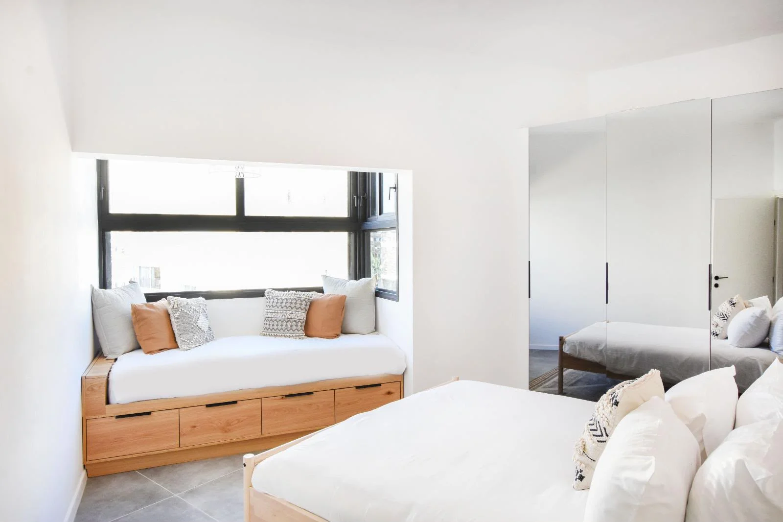 Chambre avec banquette sur mesure sous fenêtre panoramique