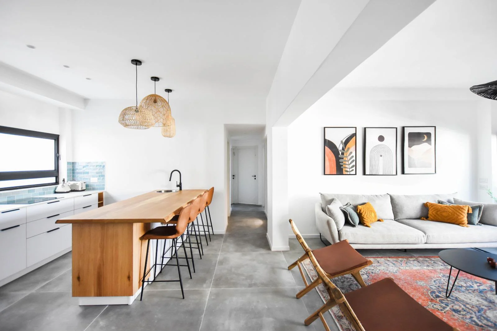 Séjour ouvert sur la cuisine avec canapé et décoration contemporaine