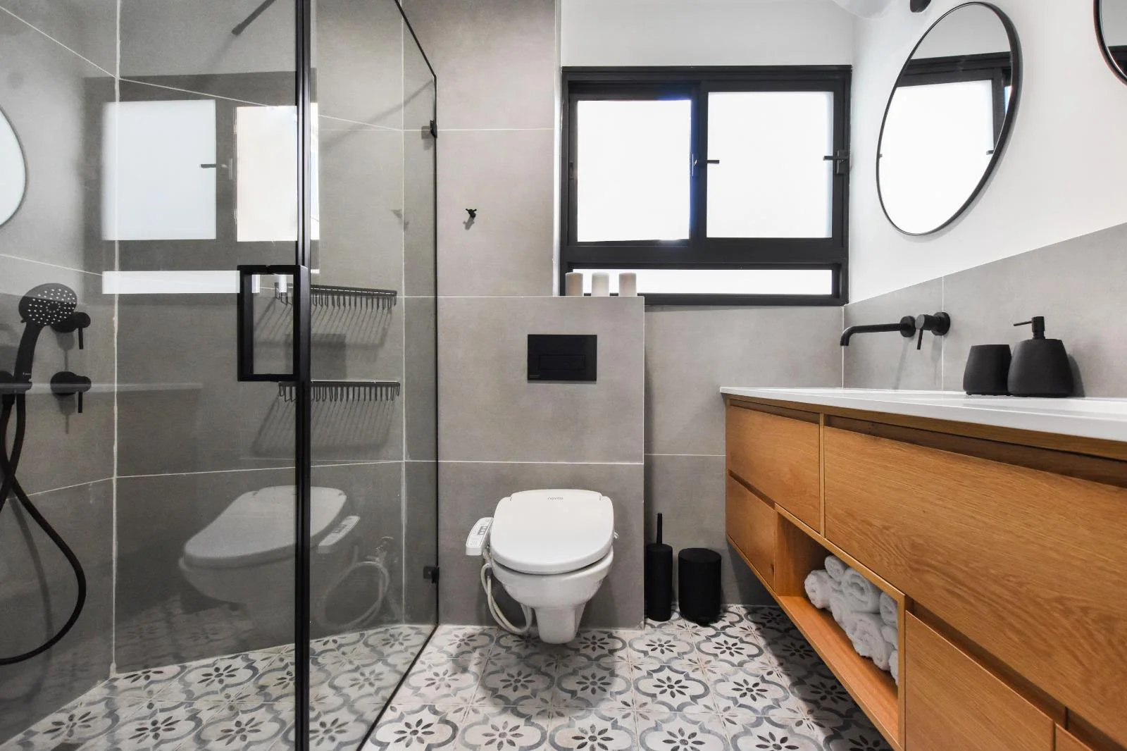 Salle de bain avec douche à l'italienne et meuble vasque en bois