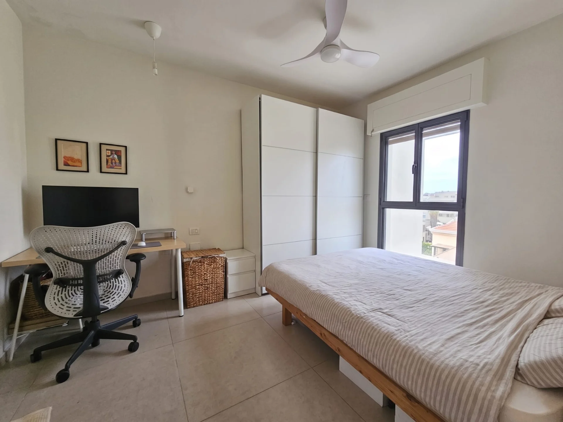 Chambre avec armoire intégrée et bureau