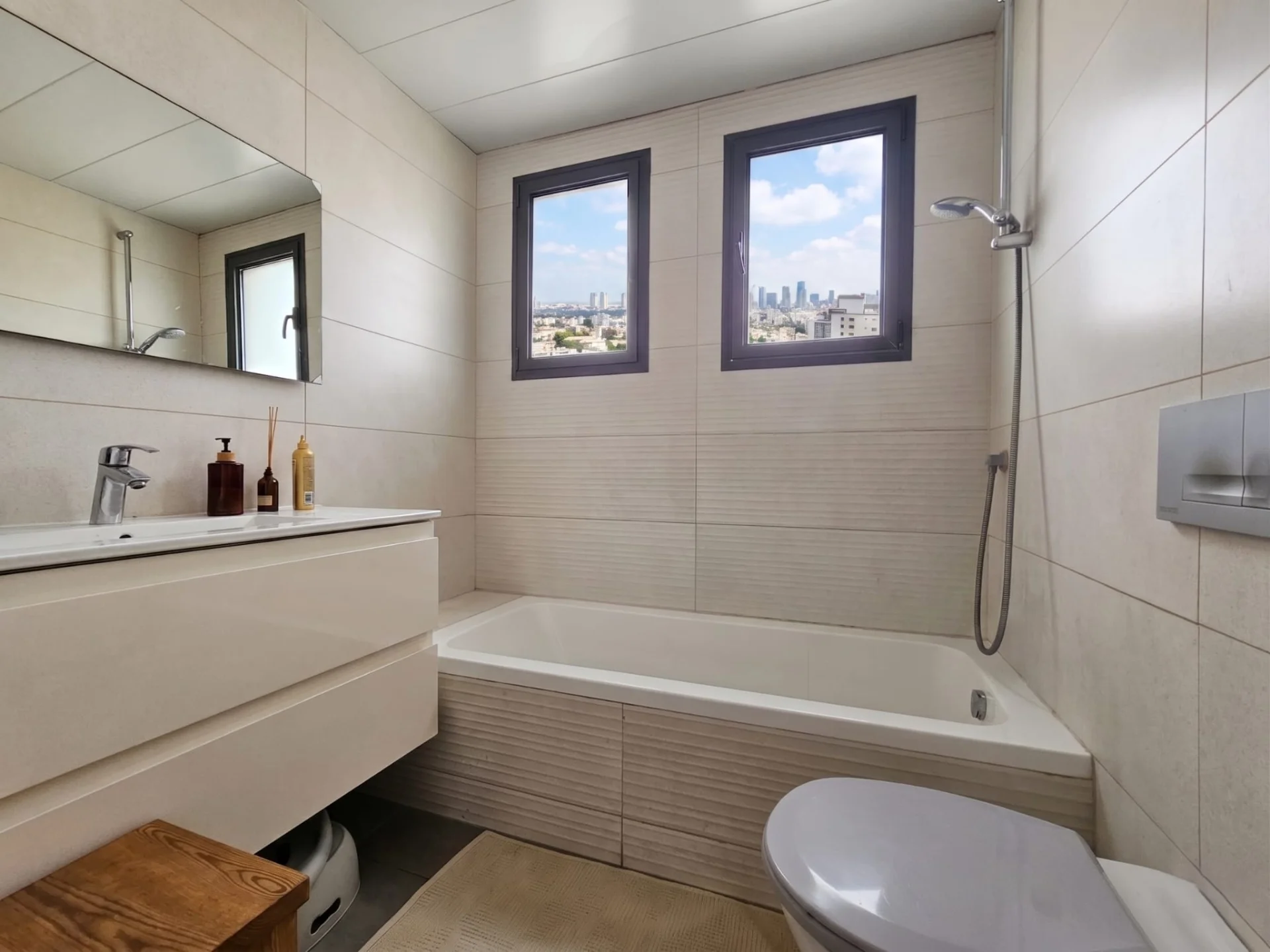 Salle de bain avec baignoire et vue sur la ville