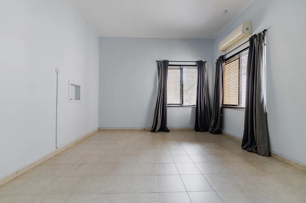 Chambre vide avec carrelage clair