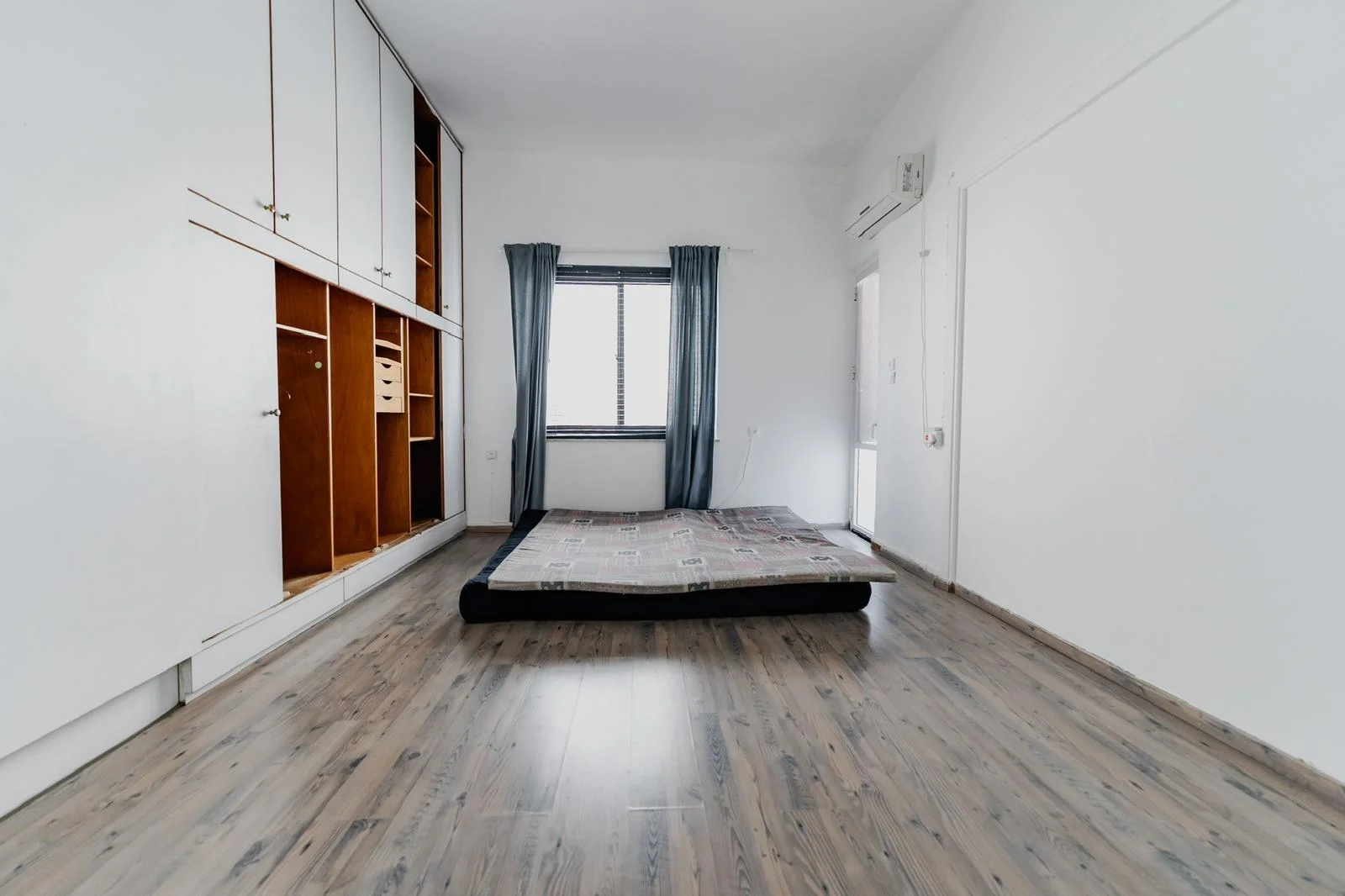 Chambre avec parquet et armoires encastrées