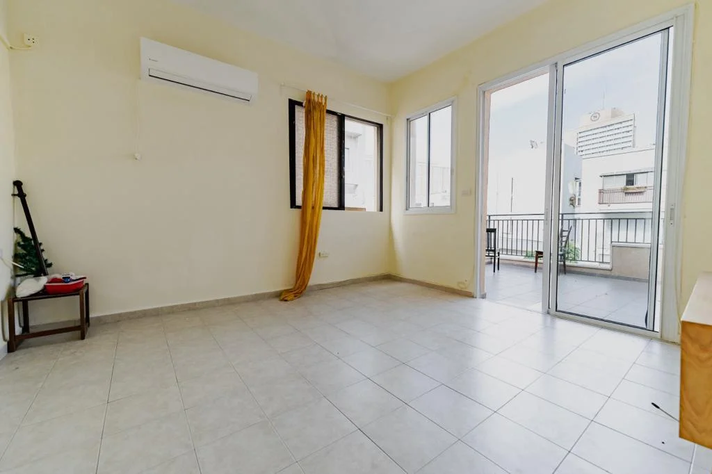 Salon avec accès à la terrasse