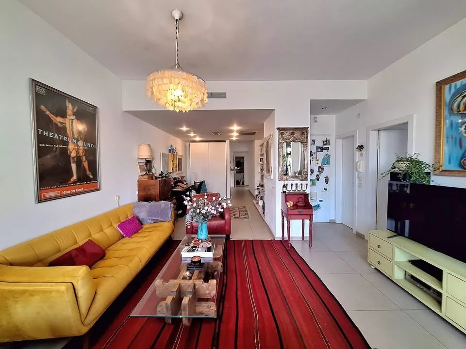 Grand salon avec canapé jaune et décoration artistique