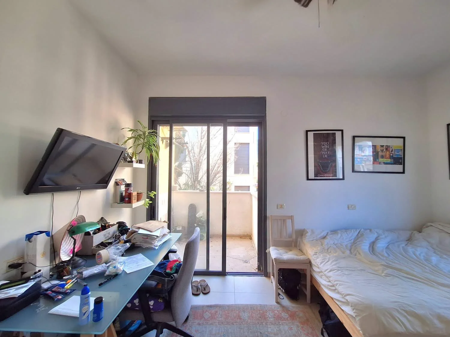 Chambre avec accès balcon et ventilateur de plafond