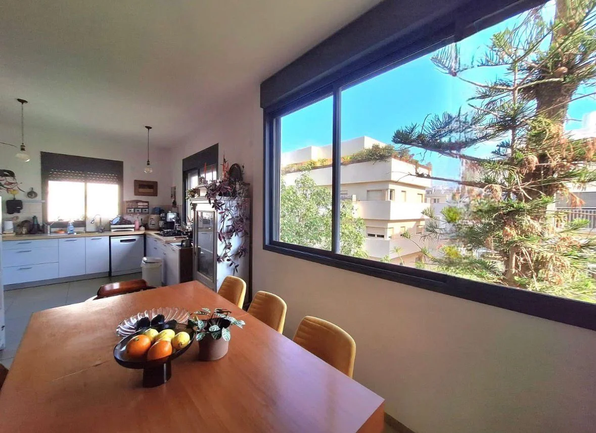 Salle à manger avec grande fenêtre panoramique sur les pins