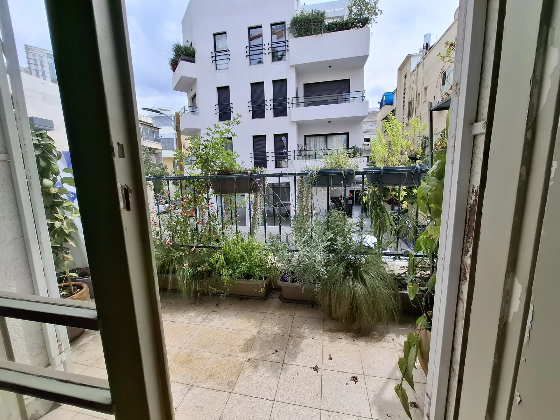 Balcon fleuri vu depuis l'intérieur