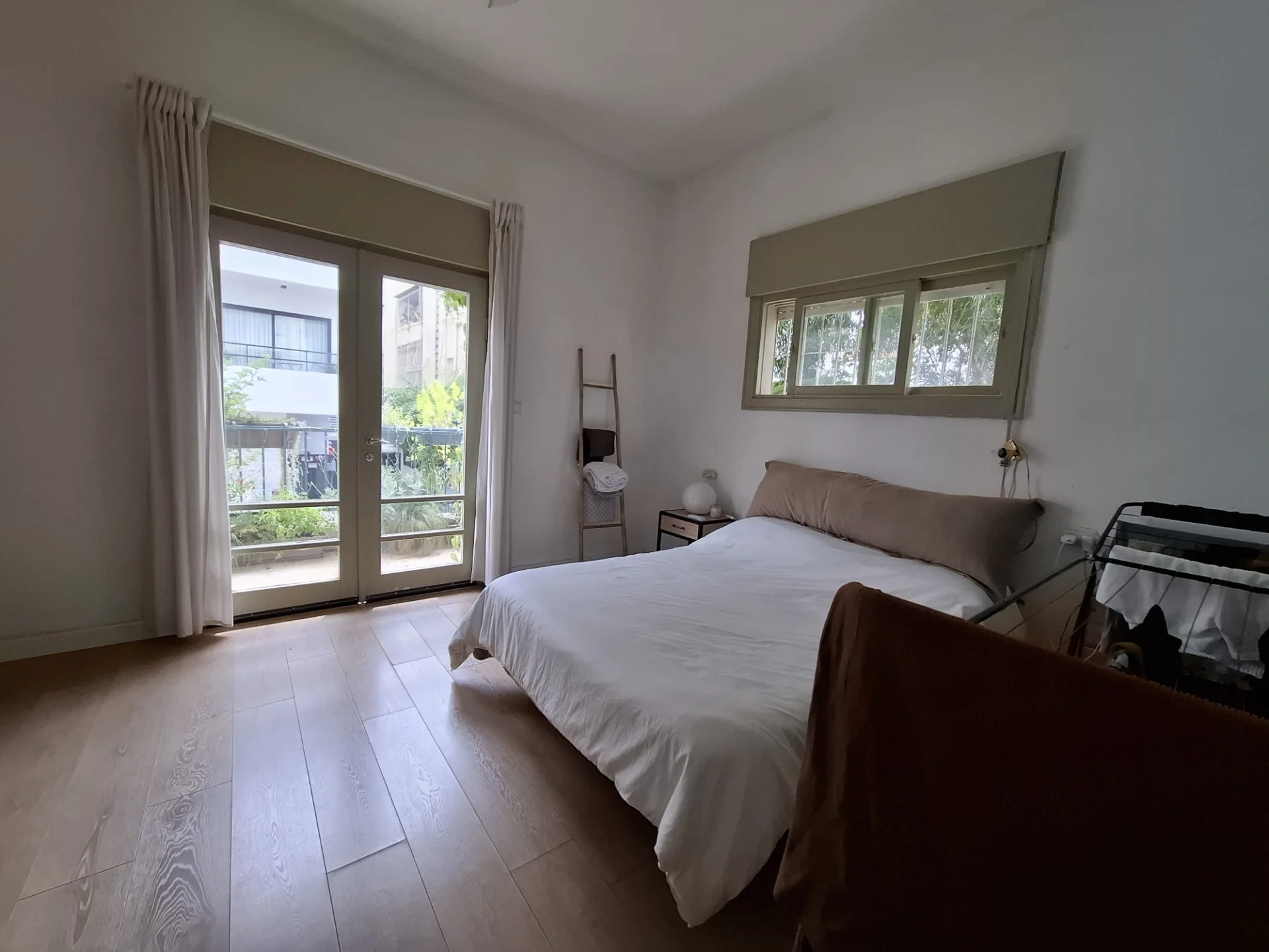 Chambre avec parquet et balcon fleuri
