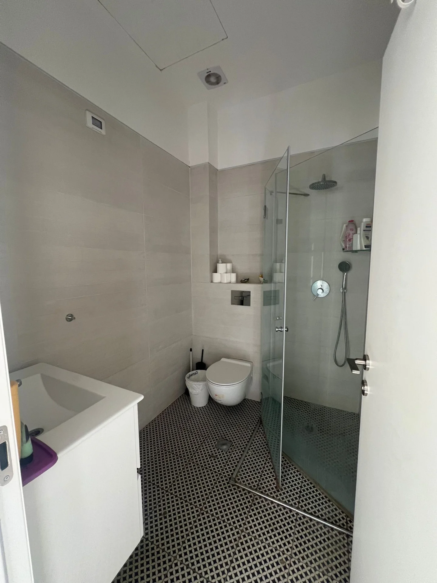 Salle de douche avec douche à l'italienne et carrelage graphique